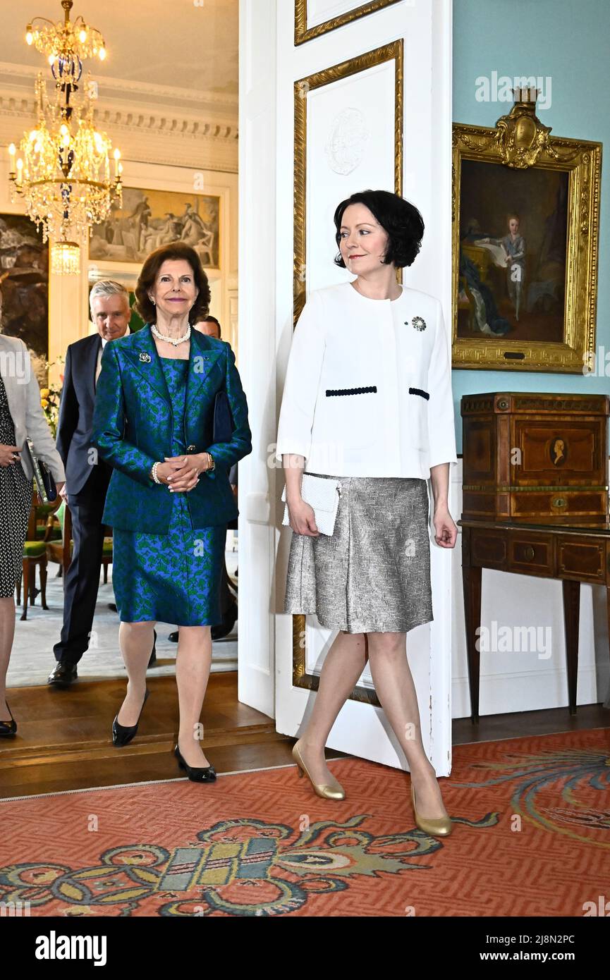 La sig.ra Jenni Haukio e la regina Silvia visitano Waldemarsudde e la mostra “Ljus over hav och Land – Onningebykolonin pa Aland”, a Stoccolma, Svezia, 17 maggio 2022. Il presidente della Finlandia è in visita di Stato di due giorni in Svezia Foto: Claudio Bresciani / TT / code 10090 Foto Stock