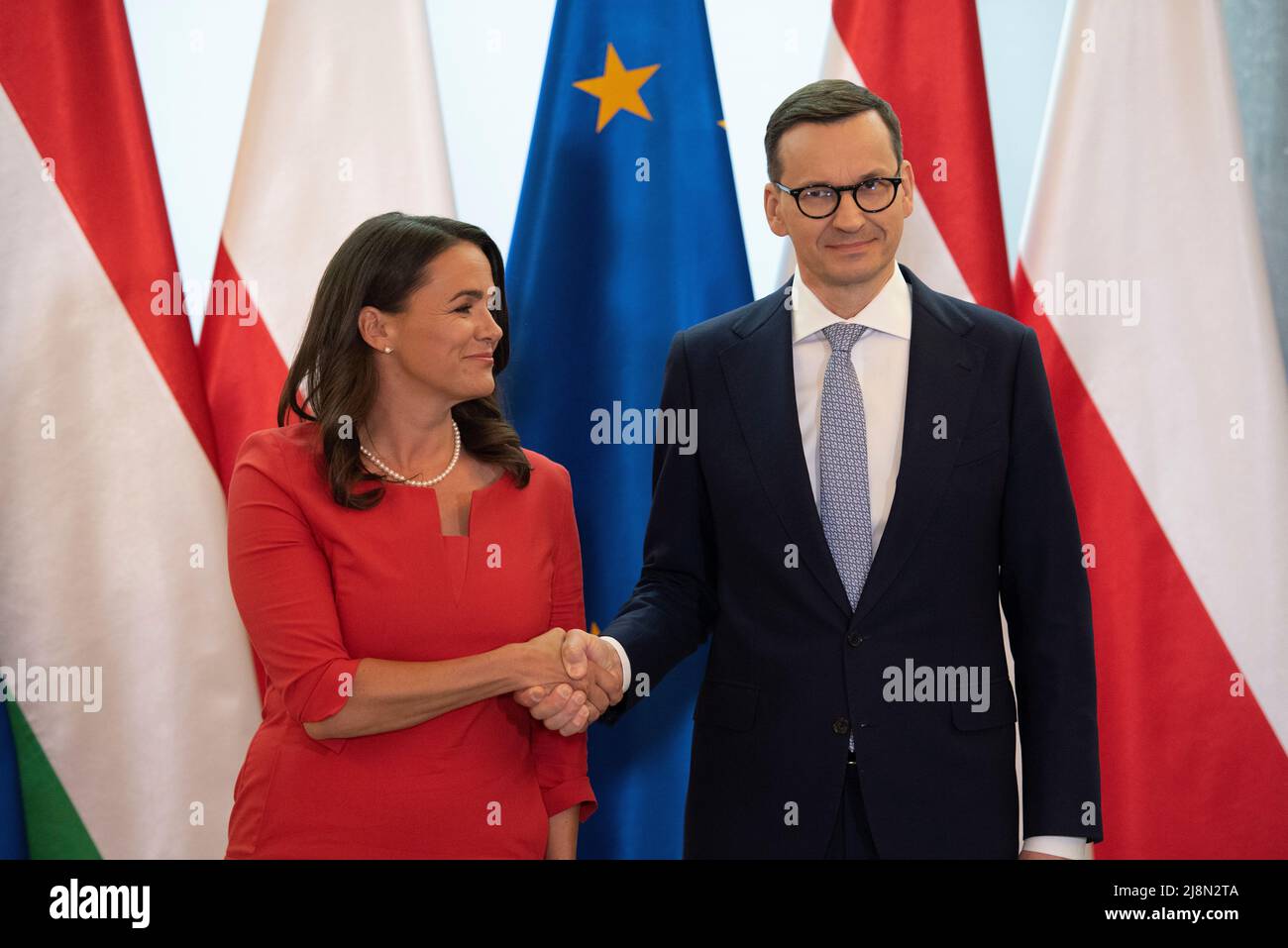 Varsavia, Varsavia, Polonia. 17th maggio 2022. Il PM polacco MATEUSZ MORAWIECKI (R) e il presidente ungherese KATALIN NOVAK (L) si stringono le mani alla Cancelleria del primo Ministro durante la visita della sig.ra Novak in Polonia il 17 maggio 2022 a Varsavia, Polonia. (Credit Image: © Aleksander Kalka/ZUMA Press Wire) Foto Stock