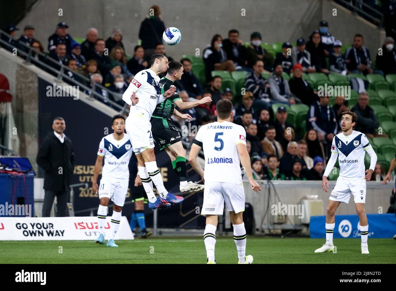 Melbourne, Australia, 17 maggio 2022. Roderick Miranda della Vittoria di Melbourne testa la palla durante La partita di calcio A-League semi-finale tra Western United e Melbourne Victory all'AAMI Park il 17 maggio 2022 a Melbourne, Australia. Credit: Dave Hewison/Speed Media/Alamy Live News Foto Stock