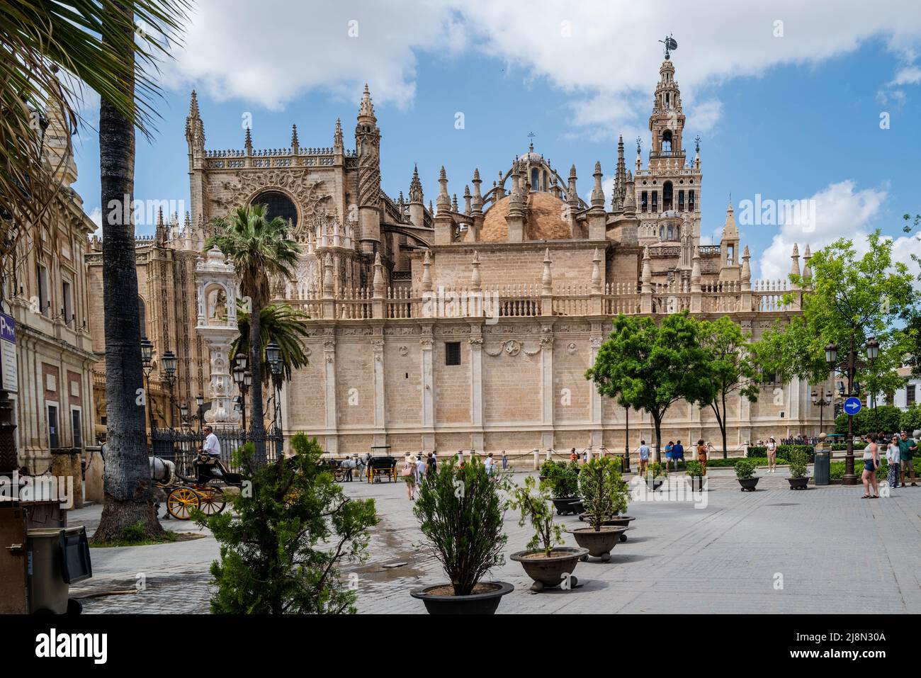 Siviglia, Spagna -- 15 maggio 2022. Un'immagine grandangolare della Cattedrale di Siviglia e della piazza della città in una giornata di primavera. Foto Stock