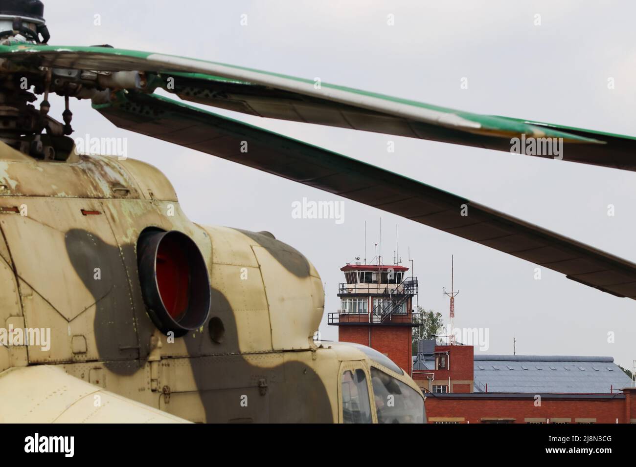 Torre di controllo del traffico aereo con elicottero d'attacco russo Foto Stock