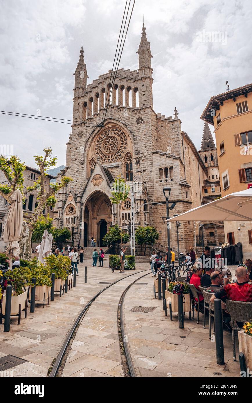 Binari ferroviari dalla Chiesa di Sant Bartomeu de Soller da ristorante contro il cielo Foto Stock