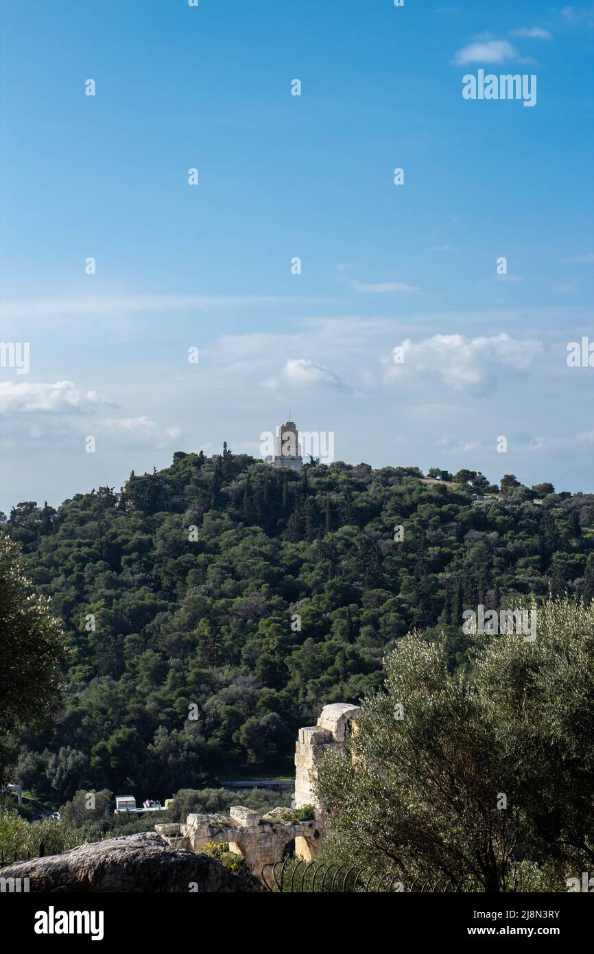 Monumento Philopappos sulla cima della collina di Filoppapou, sfondo blu cielo nuvoloso. Atene, Grecia Foto Stock