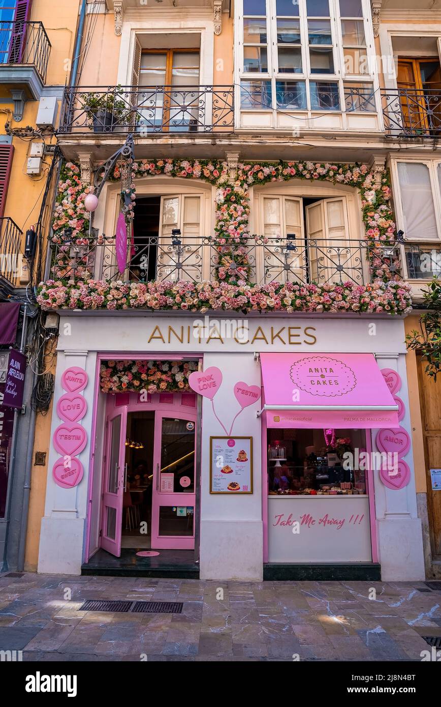 Vista ad angolo basso della pasticceria e casa decorata nell'edificio della citta' Foto Stock