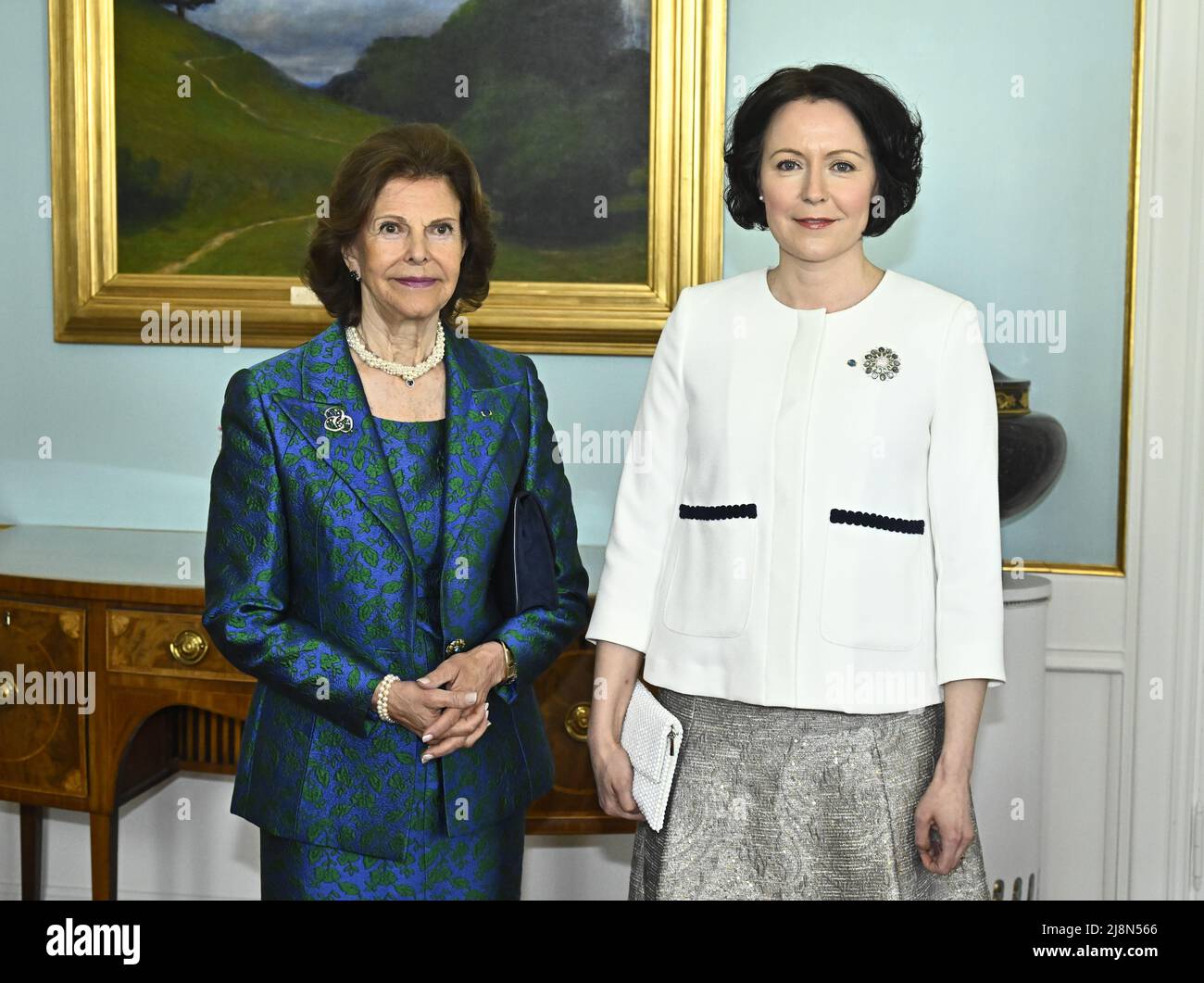 La sig.ra Jenni Haukio e la regina Silvia visitano Waldemarsudde e la mostra “Ljus over hav och Land – Onningebykolonin pa Aland”, a Stoccolma, Svezia, 17 maggio 2022. La coppia presidenziale finlandese è in visita di Stato di due giorni in Svezia. Foto: Claudio Bresciani / TT / code 10090 Foto Stock