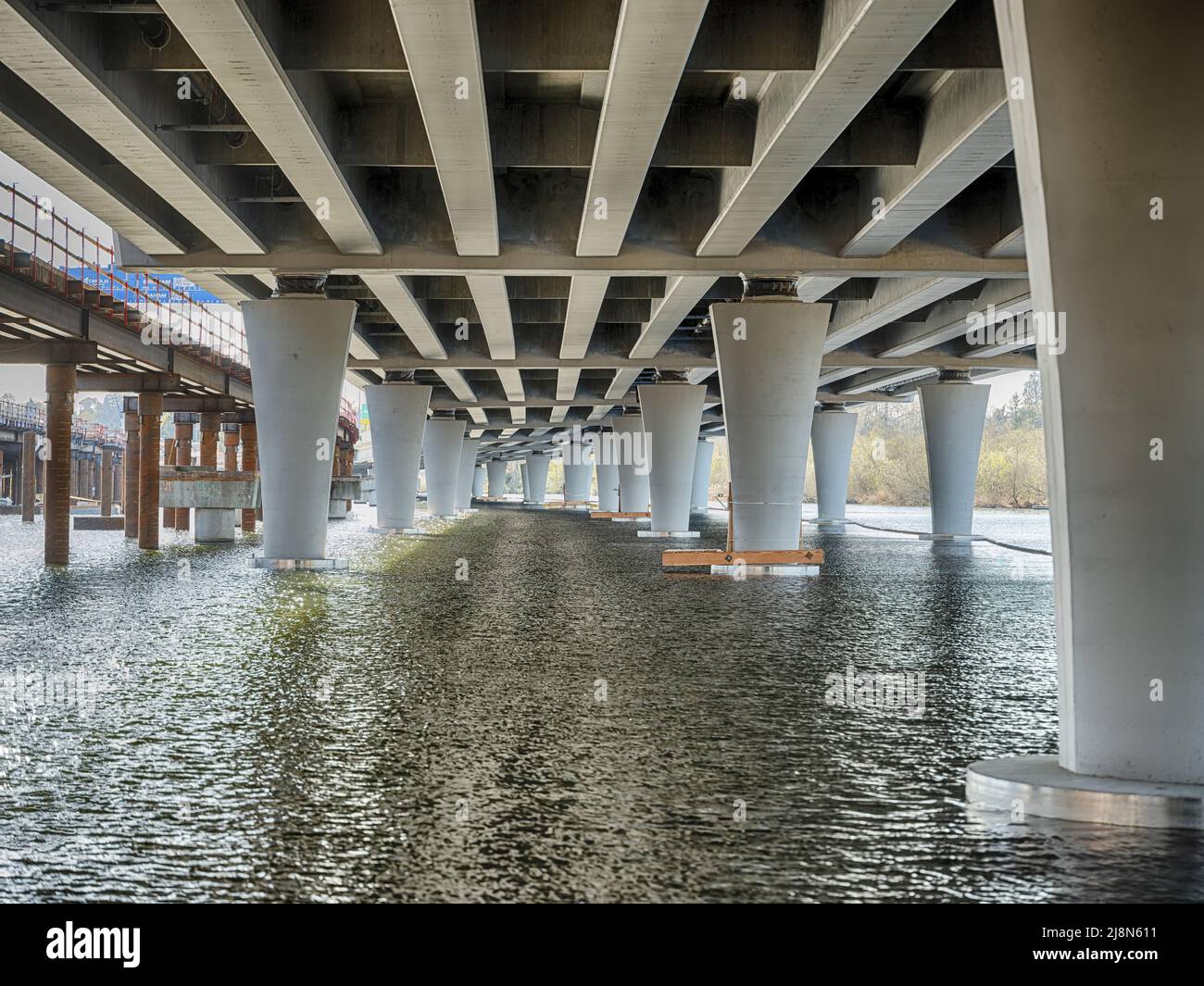 Vista di un grande ponte a più corsie a Seattle e sul lago Washington visto dal basso Foto Stock