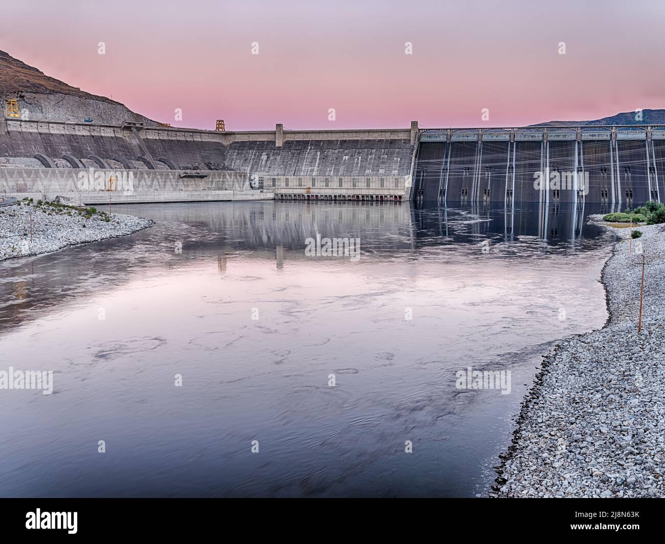 Grand Coulee Dam è una delle dighe più grandi degli Stati Uniti. In questo record di temperatura giorno in giugno a 117/47 gradi (F/C), il cielo si illuminò a ni Foto Stock