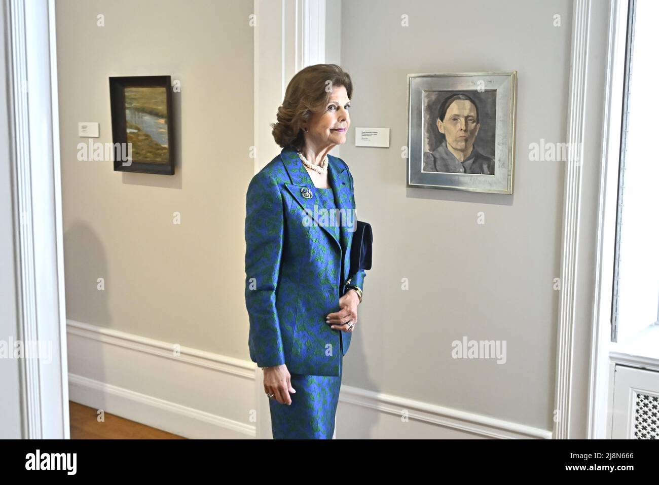 La sig.ra Jenni Haukio e la regina Silvia visitano Waldemarsudde e la mostra “Ljus over hav och Land – Onningebykolonin pa Aland”, a Stoccolma, Svezia, 17 maggio 2022. La coppia presidenziale finlandese è in visita di Stato di due giorni in Svezia. Foto: Claudio Bresciani / TT / code 10090 Foto Stock