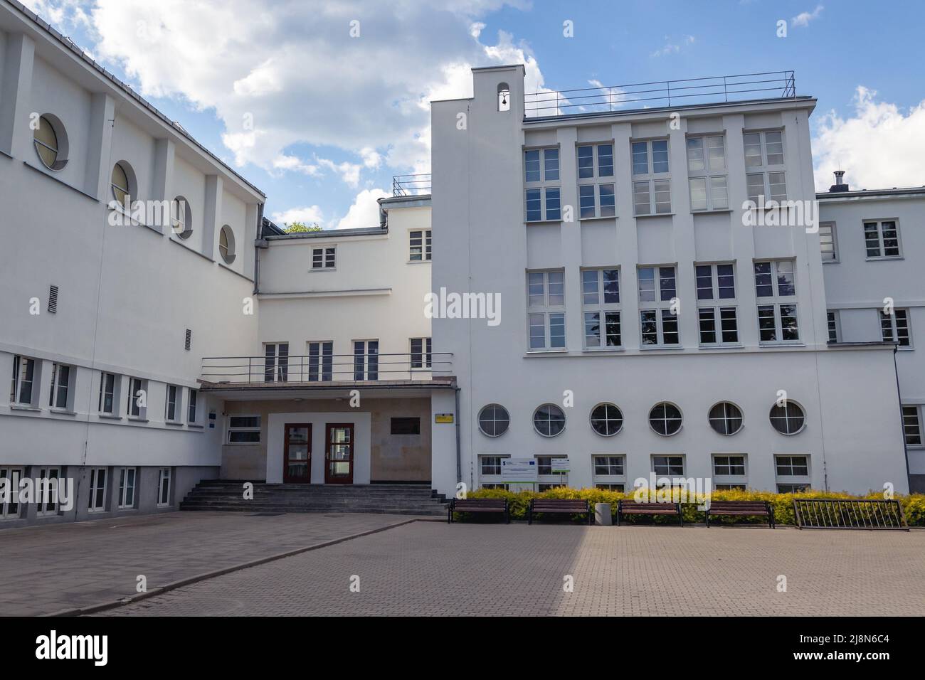 Uno degli edifici della Jozef Pilsudski University of Physical Education nel distretto di Bielany di Varsavia, capitale della Polonia Foto Stock