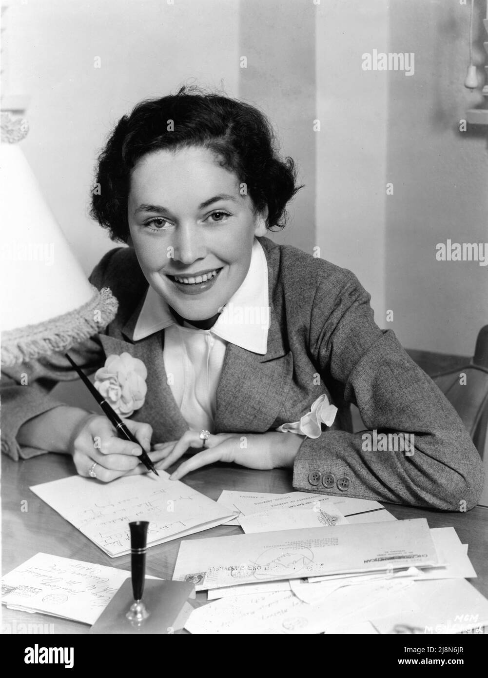 MAUREEN o'SULLIVAN 1934 ha cantato nel suo spogliatoio a MGM Studios rispondendo alla sua pubblicità fan mail per Metro Goldwyn Mayer Foto Stock