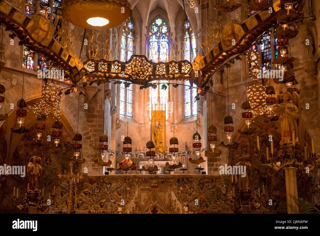 Vista ad angolo basso della bella decorazione all'altare in stile gotico la Seu Cattedrale Foto Stock