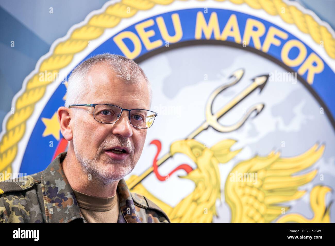 Rostock, Germania. 17th maggio 2022. L'ammiraglio posteriore Jürgen zur Mühlen è visto ad un evento stampa durante l'esercizio navale 'Griffin Marker 2022'. L'esercizio simula uno scenario fittizio basato su un evento realisticamente concepibile in un conflitto nella regione del Mar Baltico, che deve essere svolto in un esercizio di due settimane e mezza. Oltre ai partner della NATO, anche rappresentanti della Svezia e della Finlandia partecipano all'esercizio, come spesso è avvenuto in passato. Credit: Jens Büttner/dpa/Alamy Live News Foto Stock