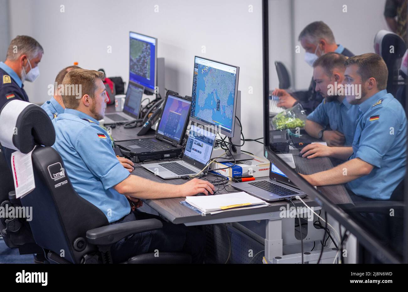 Rostock, Germania. 17th maggio 2022. I soldati della Marina tedesca siedono nel nuovo Marine Operation Centre (MOC) della Bundeswehr durante l'esercizio navale "Griffin Marker 2022". L'esercizio simula uno scenario fittizio basato su un evento realisticamente concepibile in un conflitto nella regione del Mar Baltico, che deve essere svolto in un esercizio di due settimane e mezza. Oltre ai partner della NATO, anche rappresentanti della Svezia e della Finlandia partecipano all'esercizio, come spesso è avvenuto in passato. Credit: Jens Büttner/dpa/Alamy Live News Foto Stock