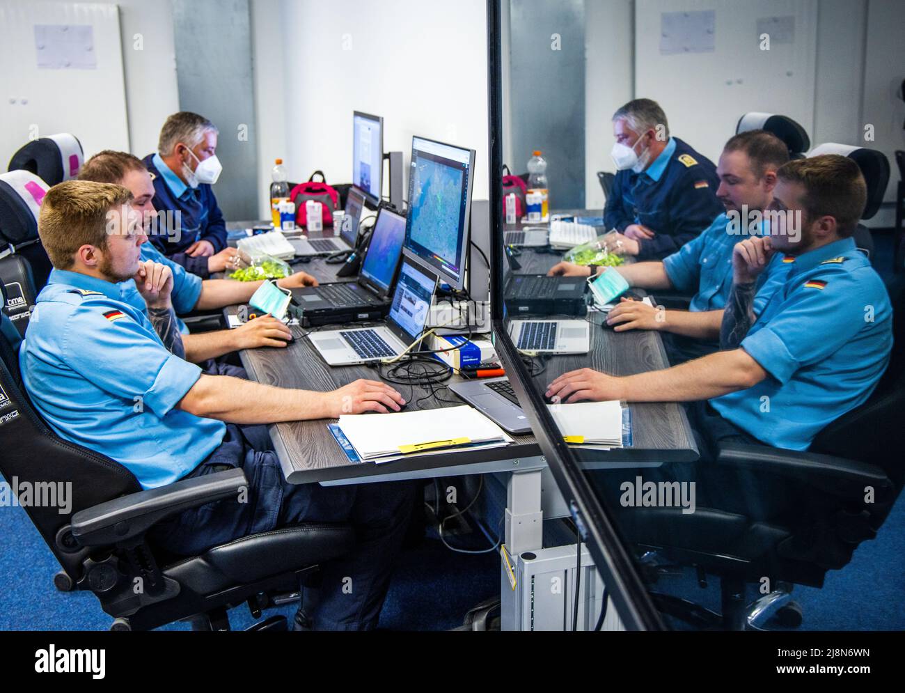 Rostock, Germania. 17th maggio 2022. I soldati della Marina tedesca siedono nel nuovo Marine Operation Centre (MOC) della Bundeswehr durante l'esercizio navale "Griffin Marker 2022". L'esercizio simula uno scenario fittizio basato su un evento realisticamente concepibile in un conflitto nella regione del Mar Baltico, che deve essere svolto in un esercizio di due settimane e mezza. Oltre ai partner della NATO, anche rappresentanti della Svezia e della Finlandia partecipano all'esercizio, come spesso è avvenuto in passato. Credit: Jens Büttner/dpa/Alamy Live News Foto Stock