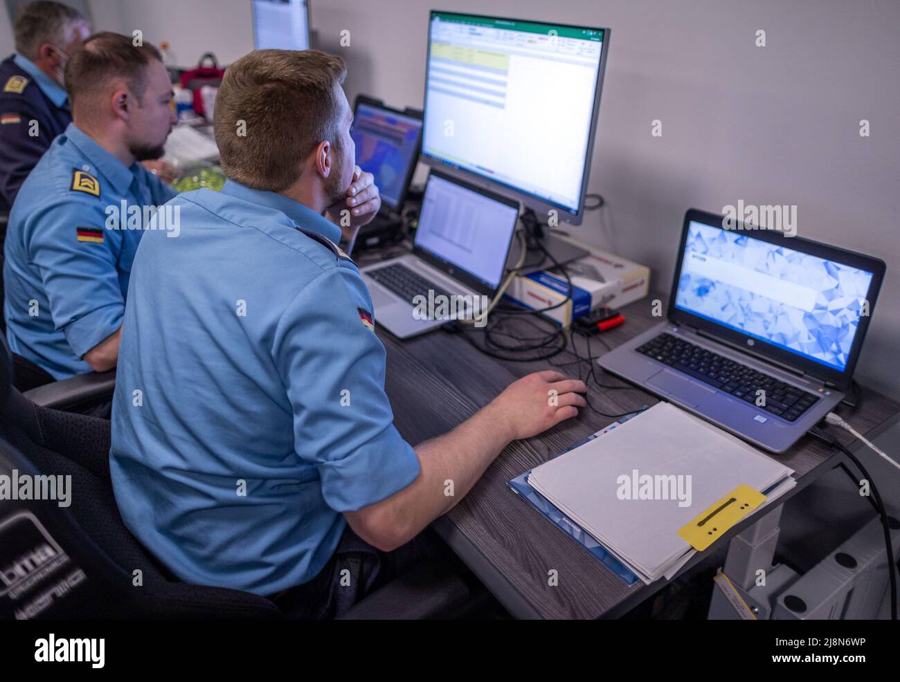 Rostock, Germania. 17th maggio 2022. I soldati della Marina tedesca siedono nel nuovo Marine Operation Centre (MOC) della Bundeswehr durante l'esercizio navale "Griffin Marker 2022". L'esercizio simula uno scenario fittizio basato su un evento realisticamente concepibile in un conflitto nella regione del Mar Baltico, che deve essere svolto in un esercizio di due settimane e mezza. Oltre ai partner della NATO, anche rappresentanti della Svezia e della Finlandia partecipano all'esercizio, come spesso è avvenuto in passato. Credit: Jens Büttner/dpa/Alamy Live News Foto Stock