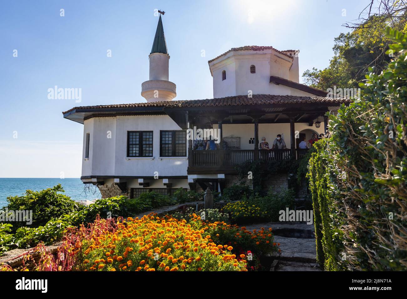 Esterno del Nest tranquillo - il palazzo della Regina Maria di Romania in complesso architettonico e botanico a Balchik, città costiera del Mar Nero in Bulgaria Foto Stock