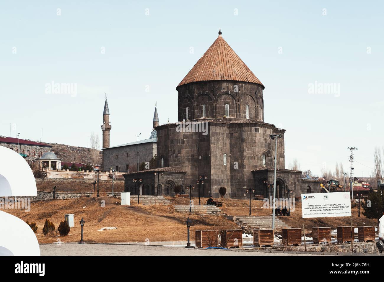 Kars, Turchia - 23 febbraio 2022: Vista esterna della Moschea di Kars Kumbet o cupola, con il vecchio nome chiesa di dodici apostoli. Foto Stock