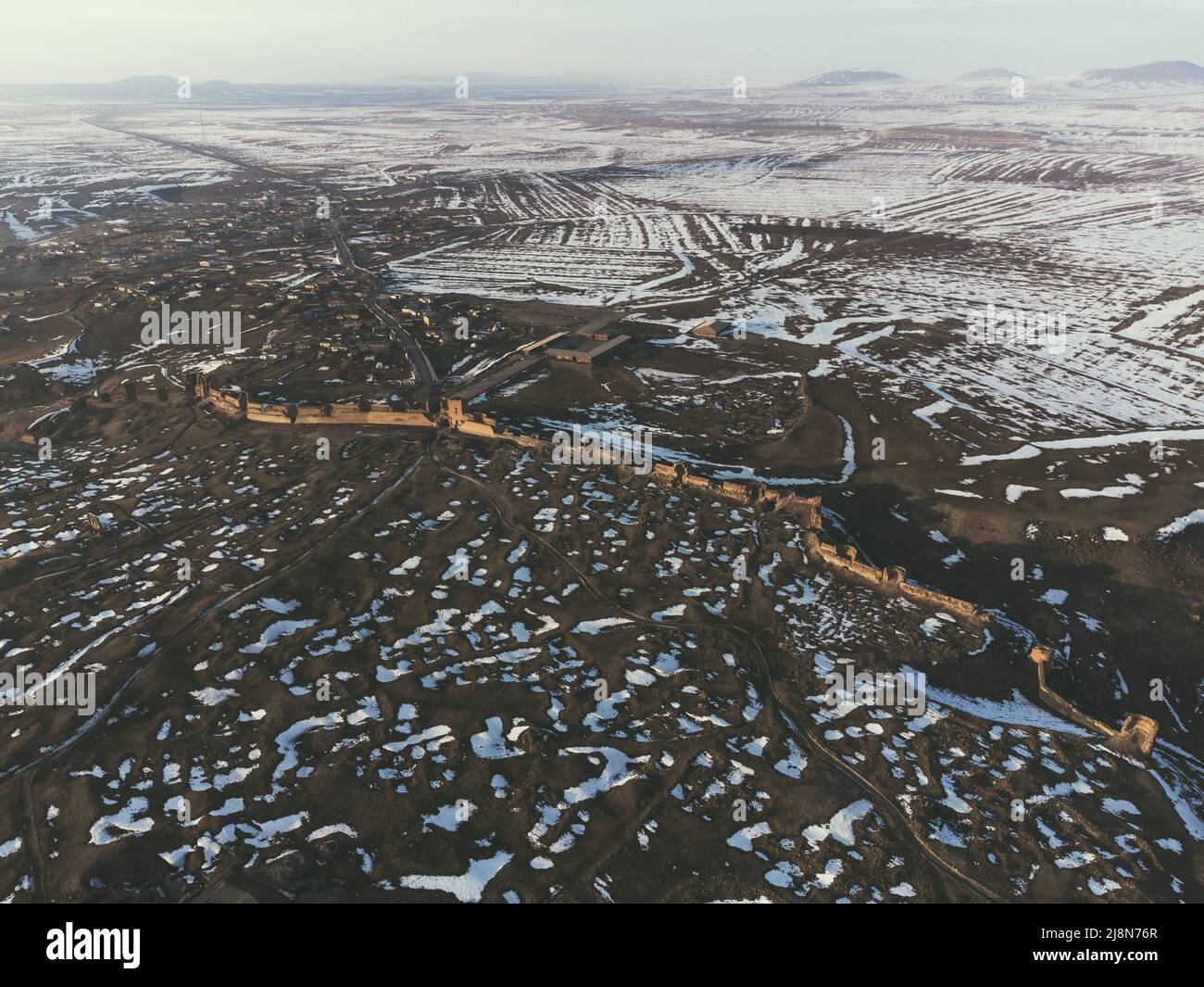 Kars, Turchia - 23 febbraio 2022: Vista aerea dell'antica città di Ani con neve in inverno a Kars Turchia Foto Stock