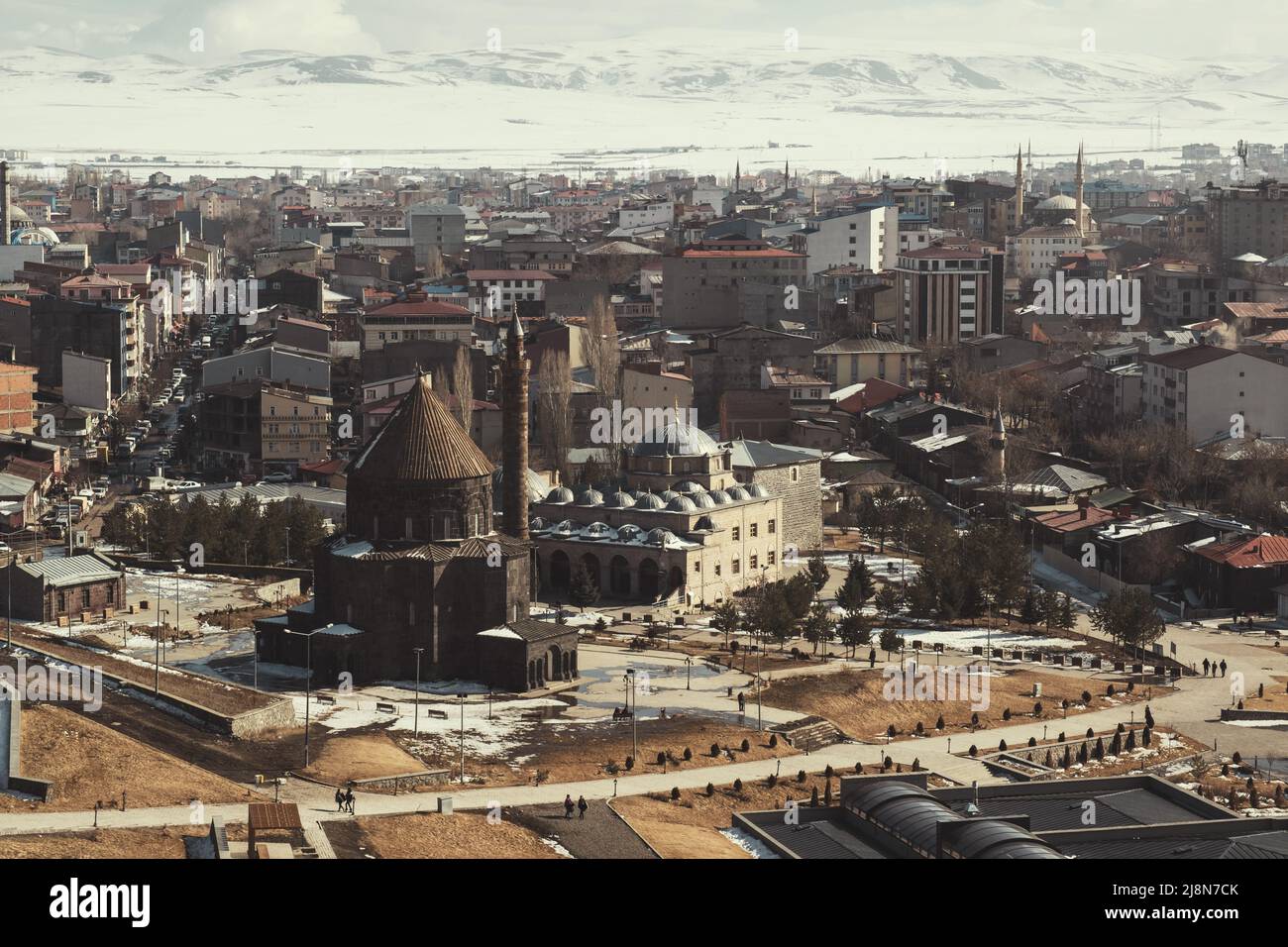 Kars, Turchia - 23 febbraio 2022: Vista della città di Kars in inverno dalla Fortezza di Kars Foto Stock