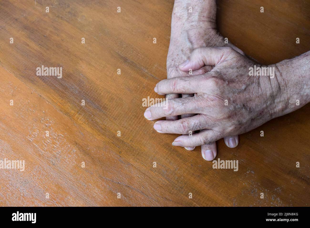 Mano dell'anziano del sud-est asiatico. Concetto di artrite reumatoide, osteoartrite, o dolore articolare. Foto Stock