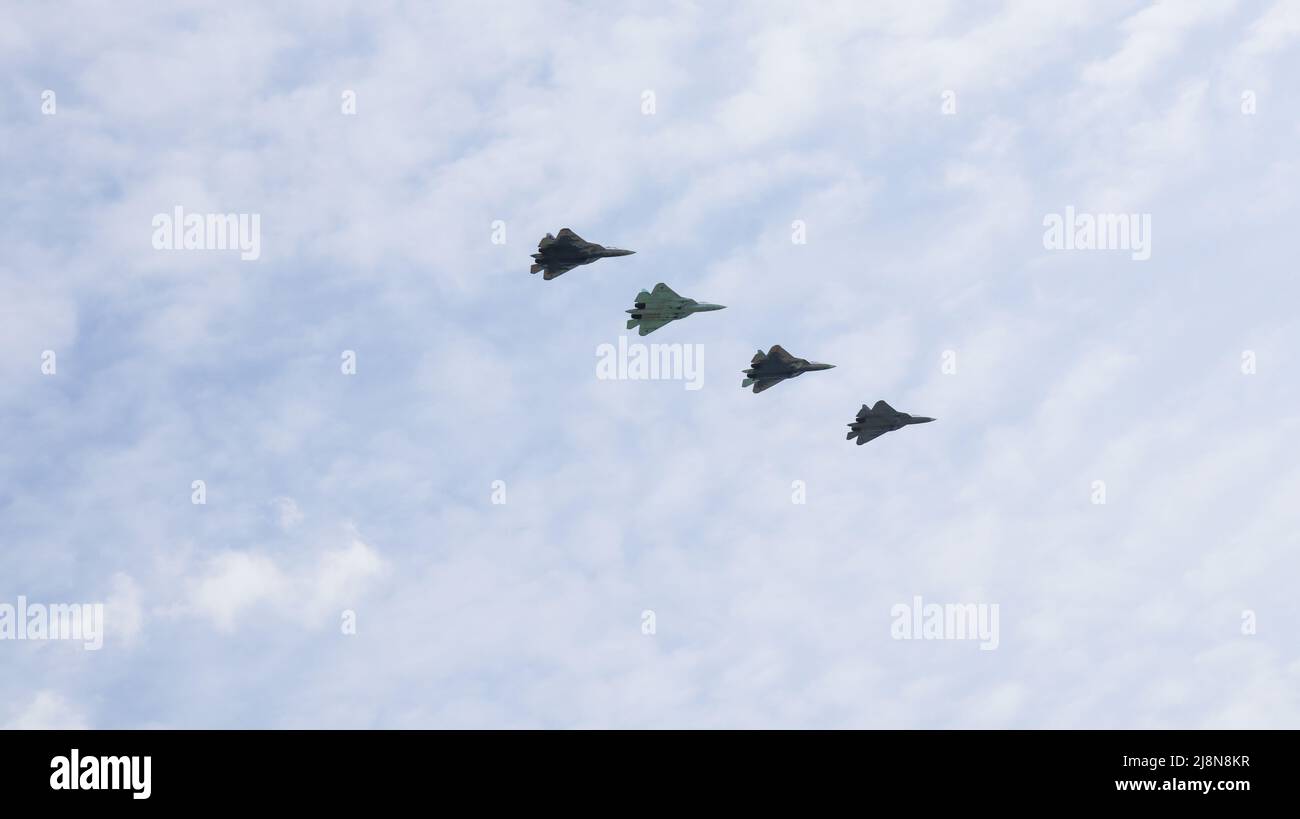 Mosca, Russia, 2022 maggio: Quattro combattenti su-57 - aerei che partecipano alle prove principali della parata militare in onore della Vittoria nel Grande Patri Foto Stock