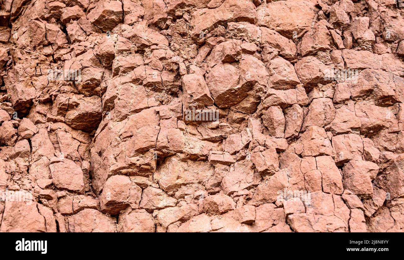 Montagna cracked terra parete sfondo. Texture, natura Foto Stock