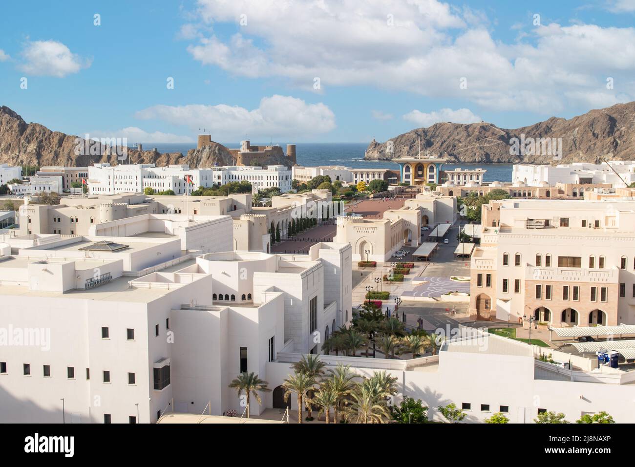 Capitale e città più popolosa dell'Oman, Mascate mostra luoghi incredibili  dove i suoi edifici bianchi sono circondati da montagne impressionanti Foto  stock - Alamy