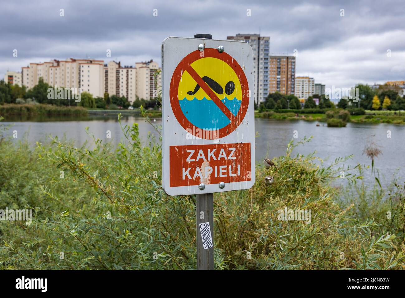 Nessun cartello per nuotare sul lago Balaton e sul parco nel distretto di Goclaw della città di Varsavia, Polonia Foto Stock