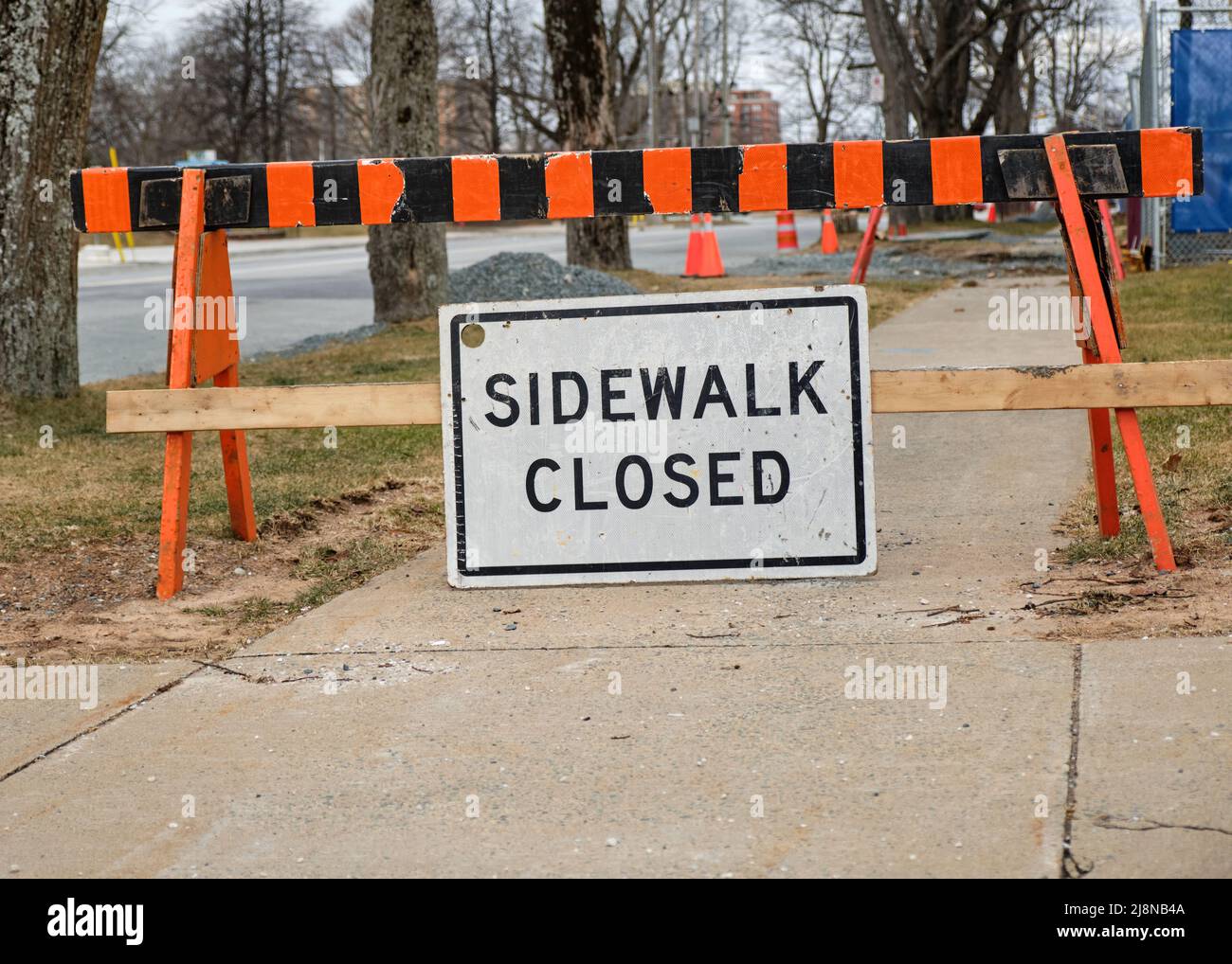 Cartello marciapiede chiuso a causa di lavori di costruzione senza alternative per i pedoni Foto Stock