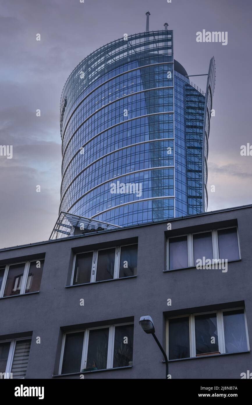 Vecchio edificio residenziale e moderno complesso di uffici della guglia di Varsavia, capitale della Polonia Foto Stock
