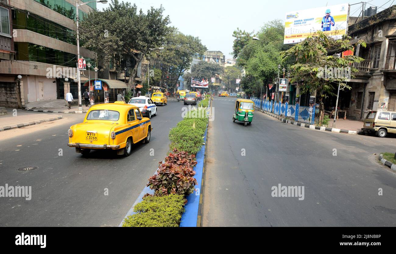 Ristrutturazione e manutenzione della città di Joy Calcutta strada principale per la città pulita. Foto Stock