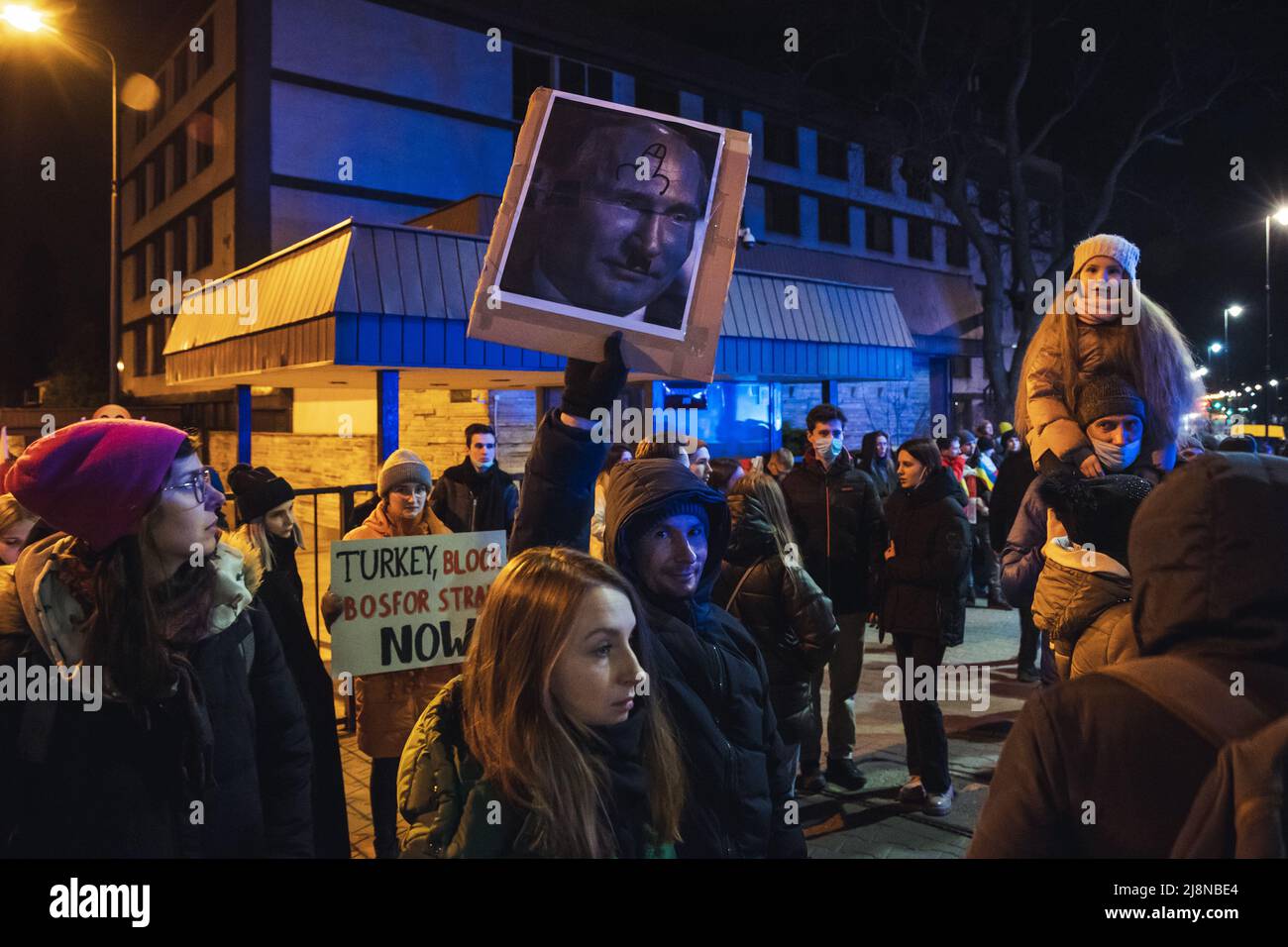 Varsavia, Polonia - 26 febbraio 2022: Protesta contro l'invasione russa dell'Ucraina di fronte all'ambasciata russa nella città di Varsavia Foto Stock