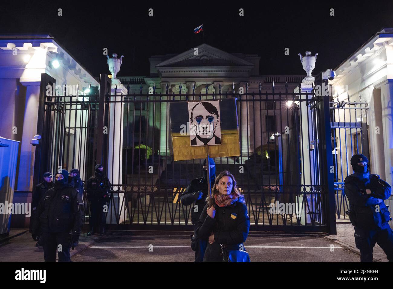 Varsavia, Polonia - 26 febbraio 2022: Donna durante la protesta contro l'invasione russa dell'Ucraina di fronte all'ambasciata russa nella città di Varsavia Foto Stock