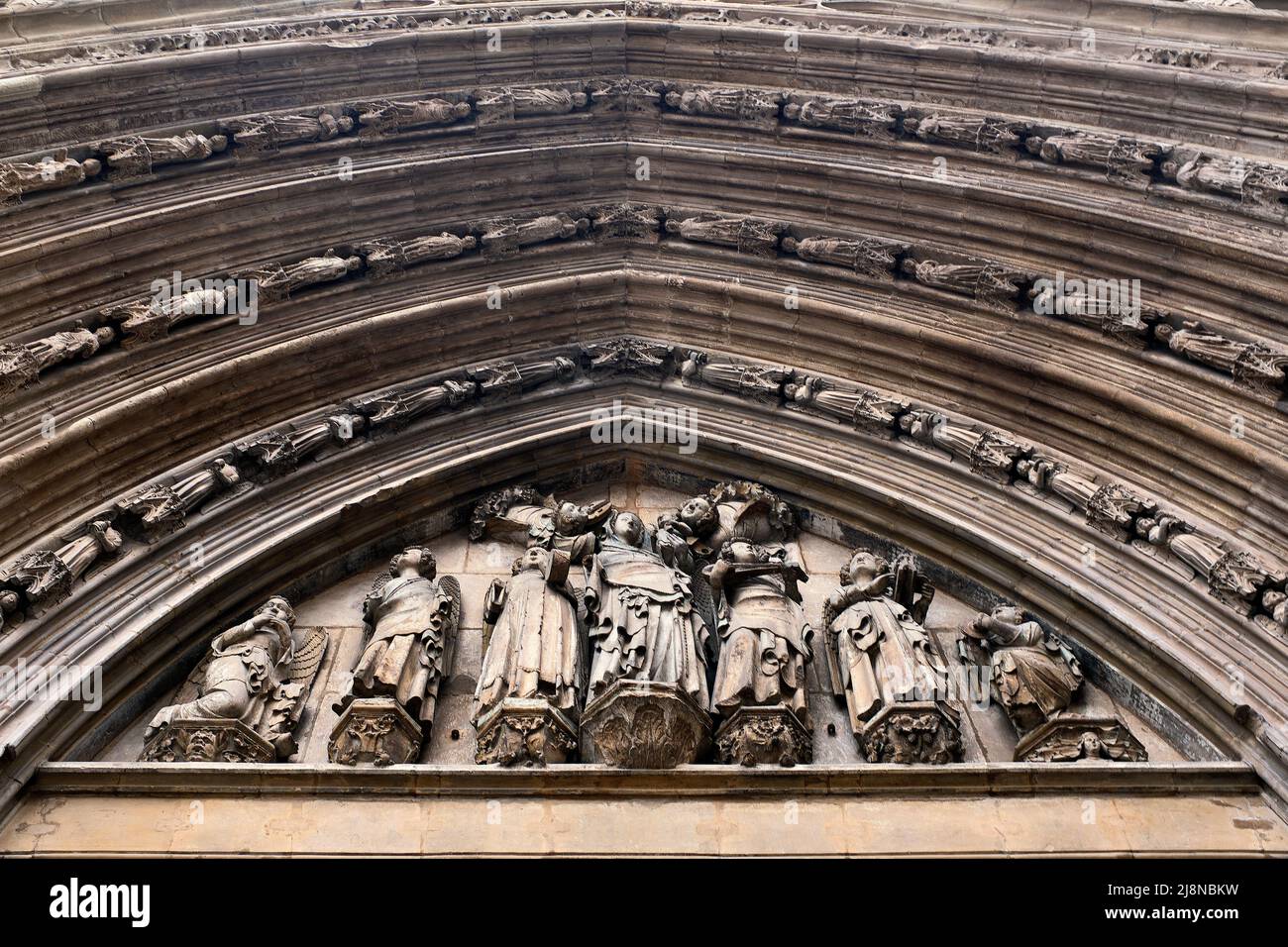 Dettagli ornati all'ingresso, vista ad angolo basso, Cattedrale di Valencia, Valencia, Spagna Foto Stock