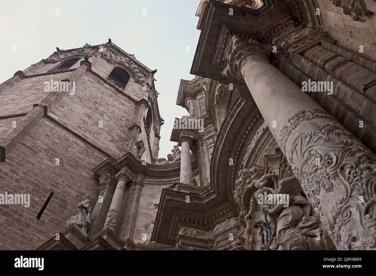 Cattedrale di Valencia, vista ad angolo basso, Cattedrale di Valencia, Valencia, Spagna Foto Stock
