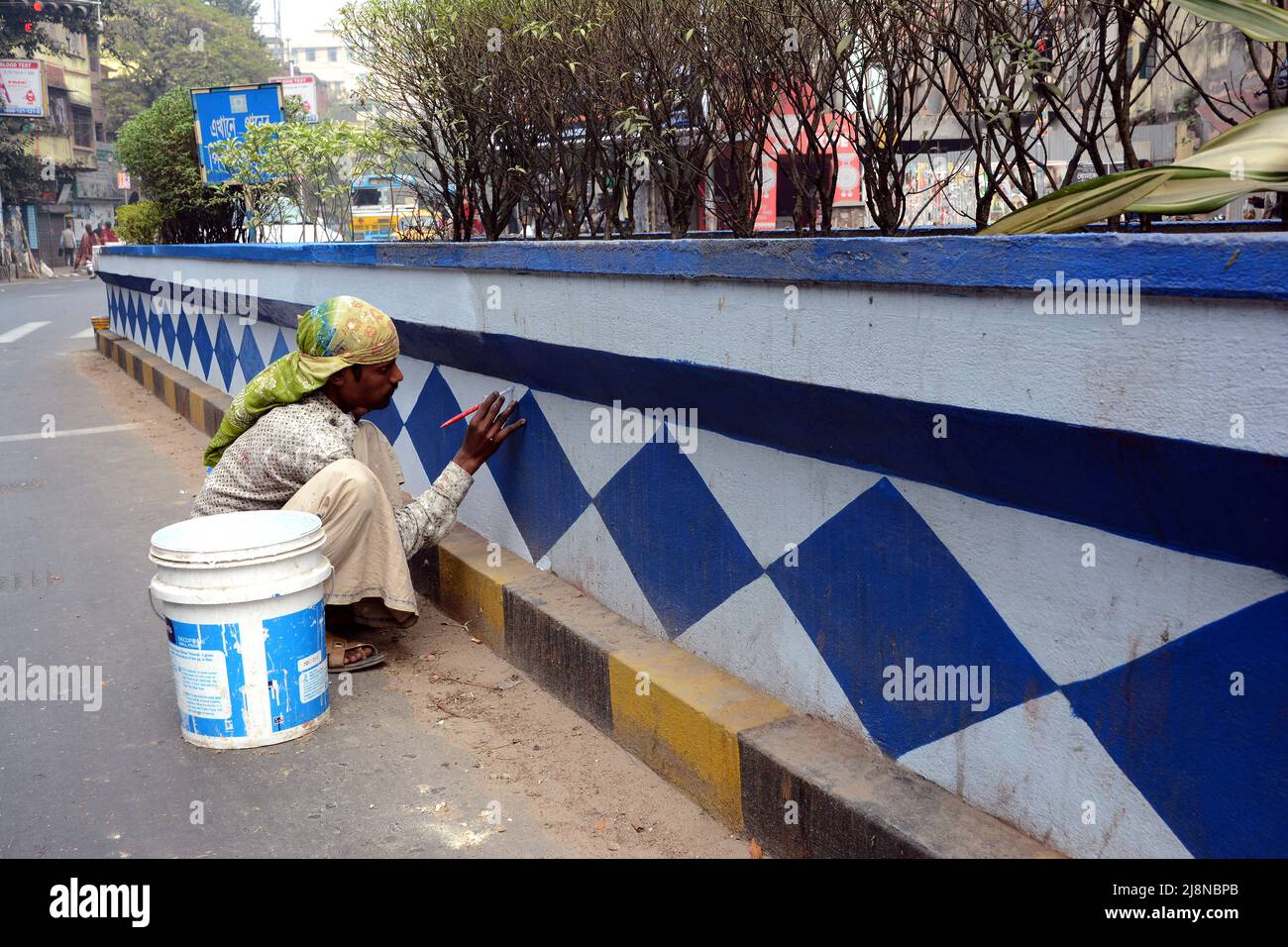 Ristrutturazione e manutenzione della città di Joy Calcutta strada principale per la città pulita. Foto Stock