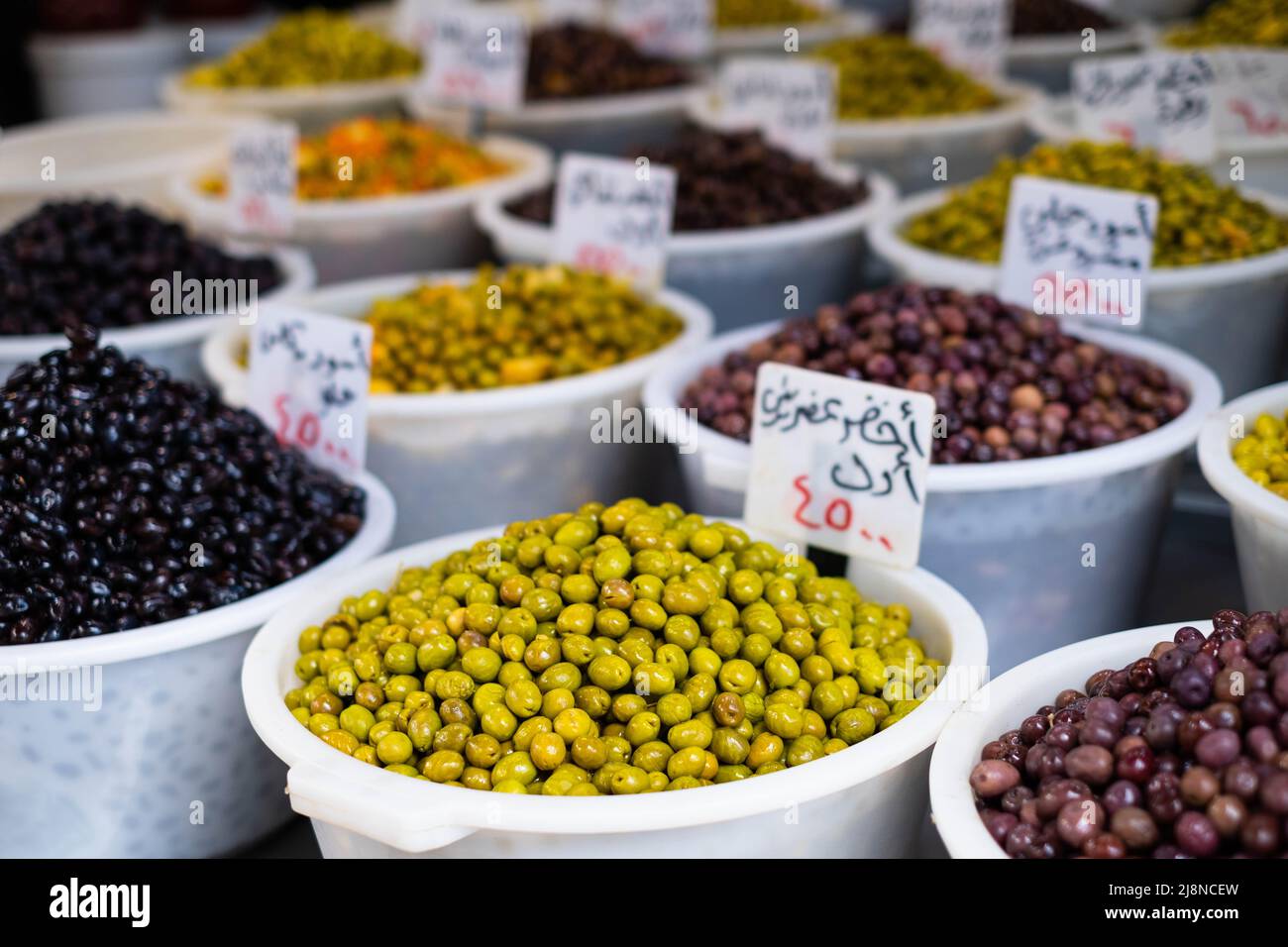 Varietà di olive in vendita su Suq (prezzo arabic tag) Foto Stock