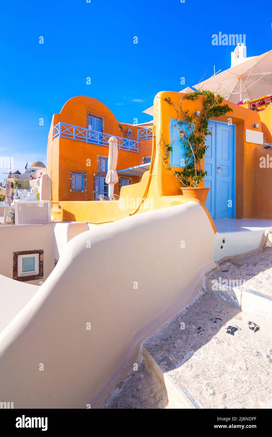 La cittadina di Oia sull isola di Santorini, Grecia. Tradizionale e famose case e chiese con le cupole blu sulla Caldera, il Mare Egeo Foto Stock