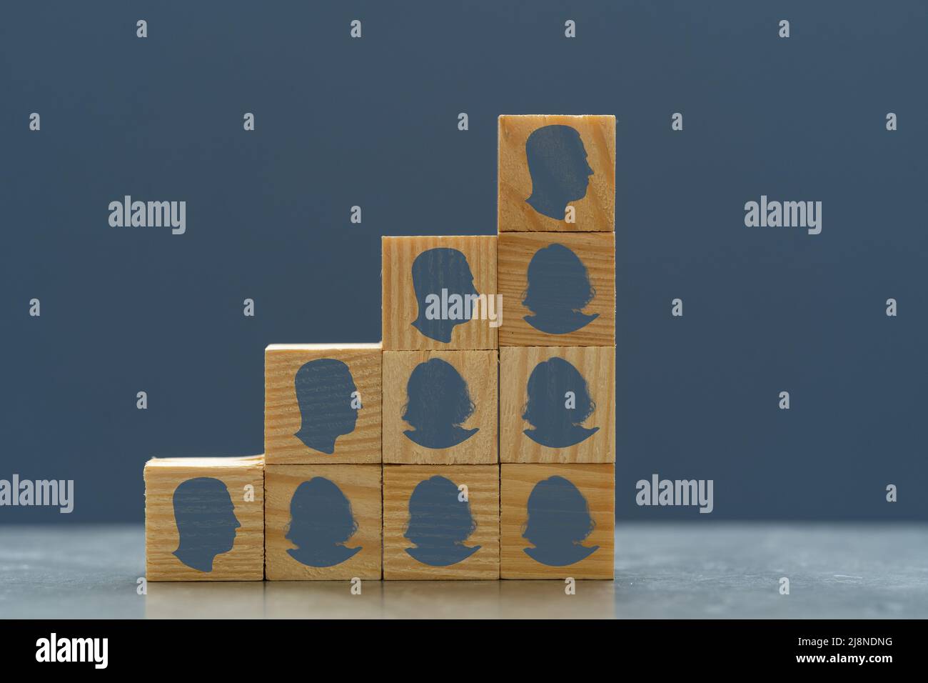 Primo piano foto di mano selezione maschio intervistato su femmina uno su domanda di lavoro. Concetto di disuguaglianza di genere in materia di assunzione e assunzione dei dipendenti. Foto Stock