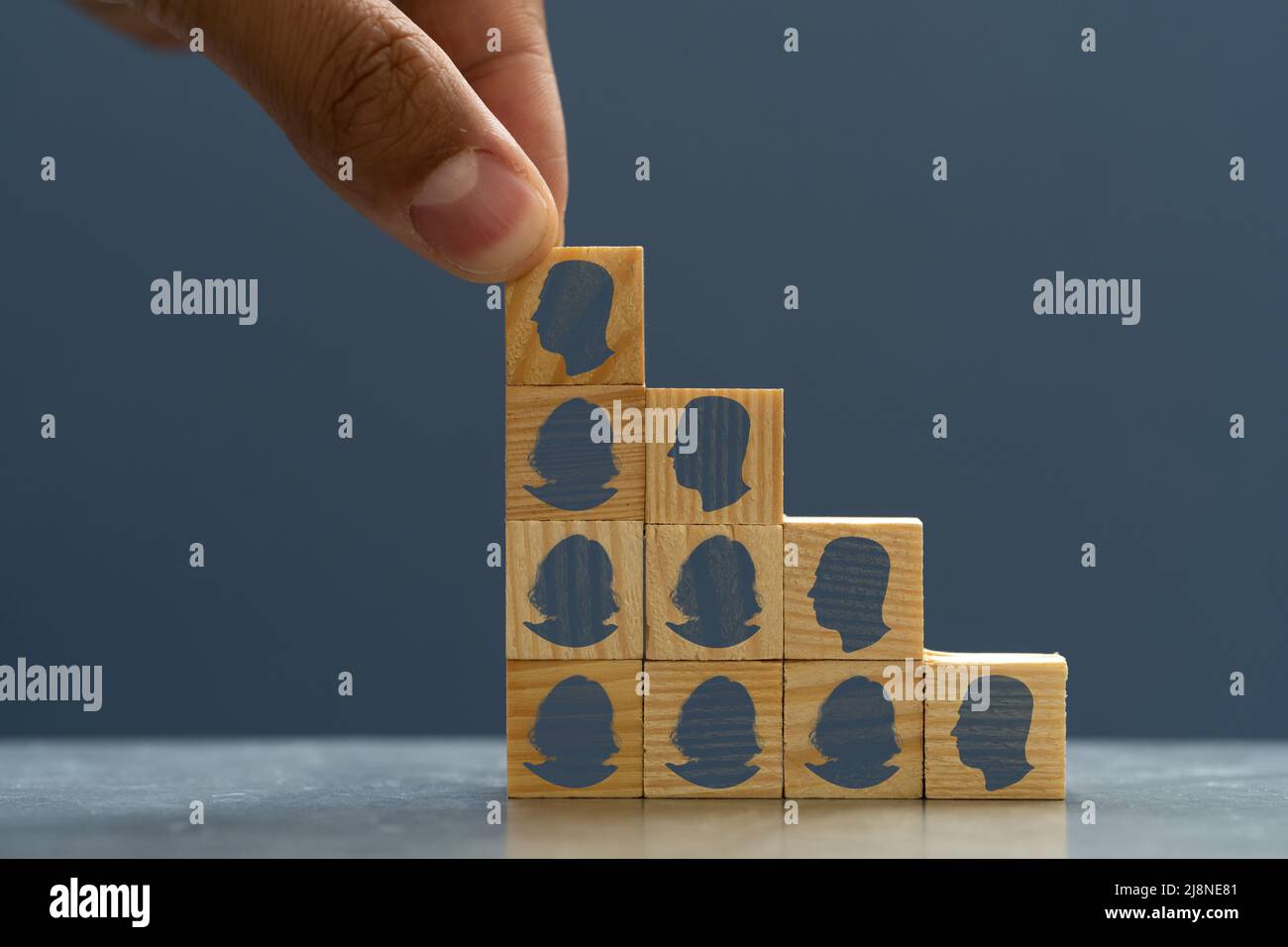 Primo piano foto di mano selezione maschio intervistato su femmina uno su domanda di lavoro. Concetto di disuguaglianza di genere in materia di assunzione e assunzione dei dipendenti. Foto Stock