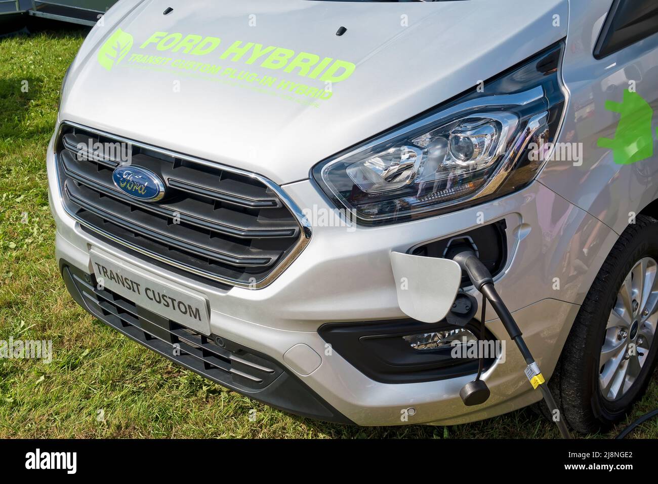 Frome, Somerset, UK - Settembre 11 2021: Un furgone Ford Transit Custom 340LTD PHEV CVT in mostra al Frome Agricultural and Cheese Show 2021 Foto Stock