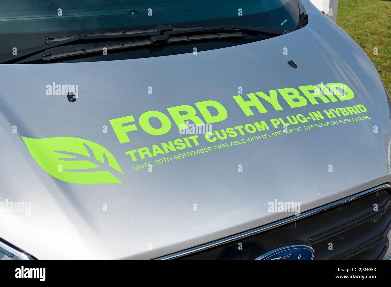 Frome, Somerset, UK - Settembre 11 2021: Un furgone Ford Transit Custom 340LTD PHEV CVT in mostra al Frome Agricultural and Cheese Show 2021 Foto Stock