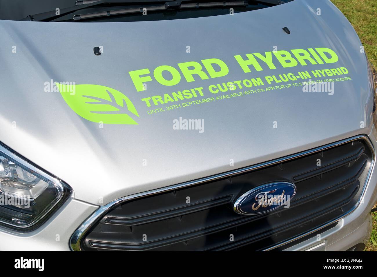 Frome, Somerset, UK - Settembre 11 2021: Un furgone Ford Transit Custom 340LTD PHEV CVT in mostra al Frome Agricultural and Cheese Show 2021 Foto Stock