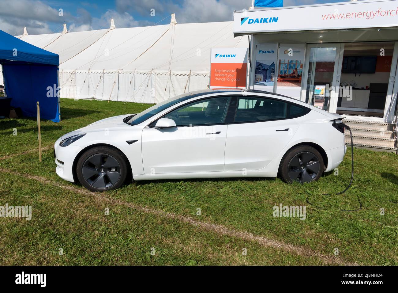 Frome, Somerset, UK - Settembre 11 2021: Un caricatore EV solare Myenergi Zappi eco-intelligente collegato a un'auto elettrica Tesla Model 3 Foto Stock
