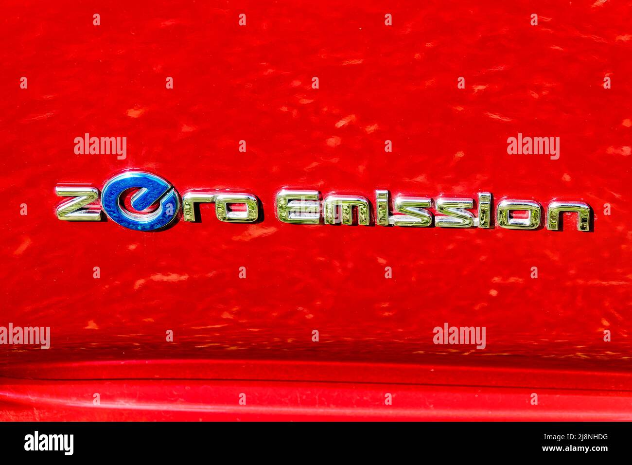 Frome, Somerset, UK - Settembre 11 2021: Un badge Zero Emission sul retro di un'auto elettrica Tekna A FOGLIA Nissan Foto Stock