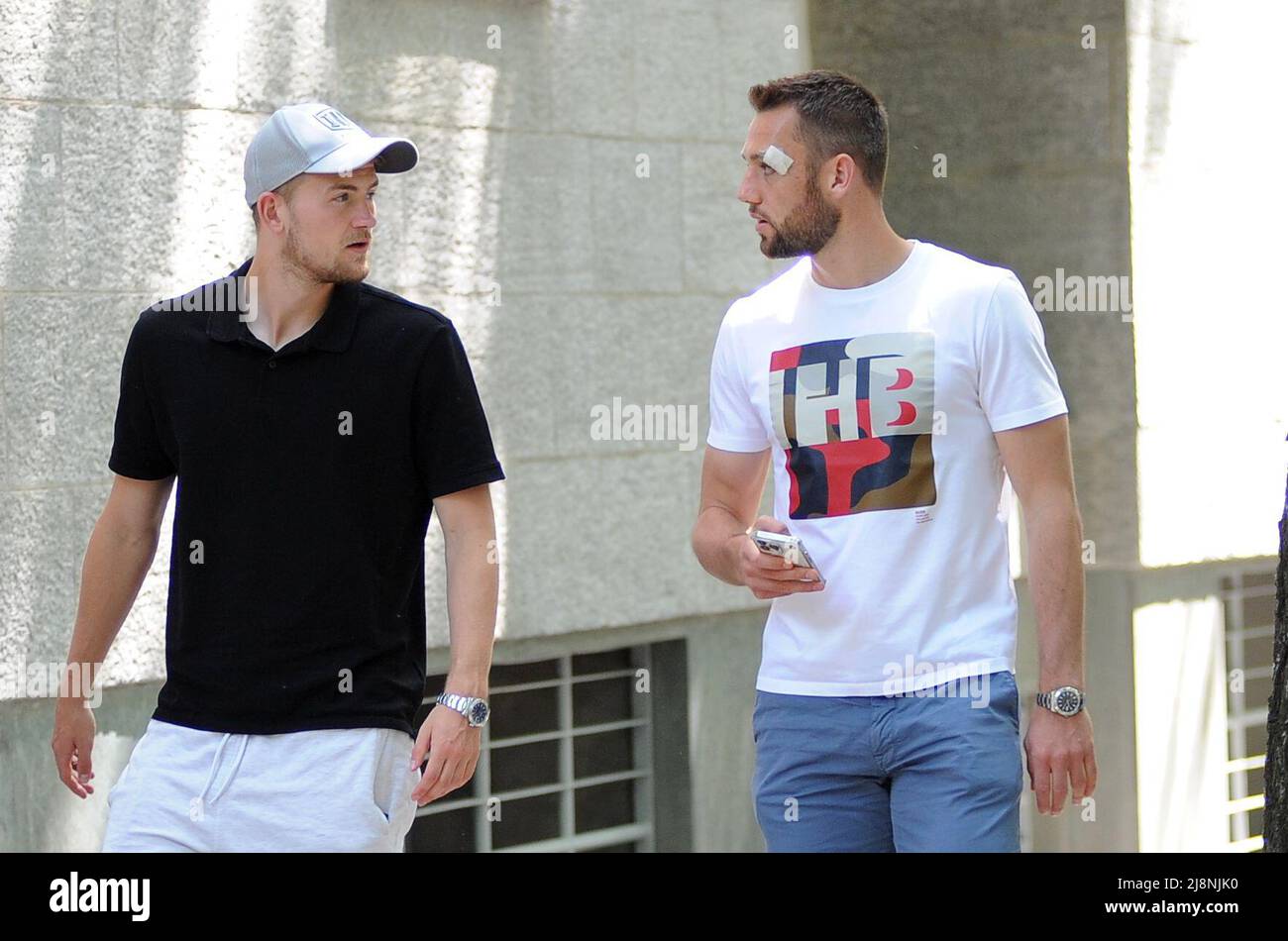 Milano, . 17th maggio 2022. Milano, 17-05-2022 Stefan De Vrij e Matthijs De ligt, giocatori DI INTER e JUVENTUS, così come della nazionale OLANDESE, catturati a piedi per le strade del quartiere della moda dopo aver pranzato insieme in un ristorante ben noto nel centro. Credit: Independent Photo Agency/Alamy Live News Foto Stock