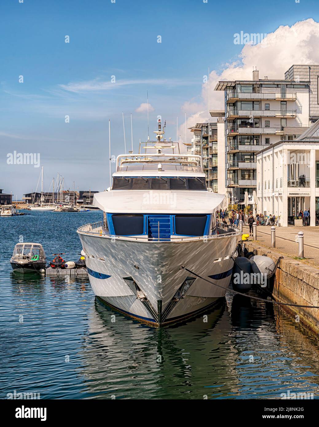 HELSINGBORG, SVEZIA - 30 APRILE 2022: Uno yacht di lusso sul lungomare del porto nord di Helsingborg con il museo Dunkers e appartamenti di lusso. Foto Stock