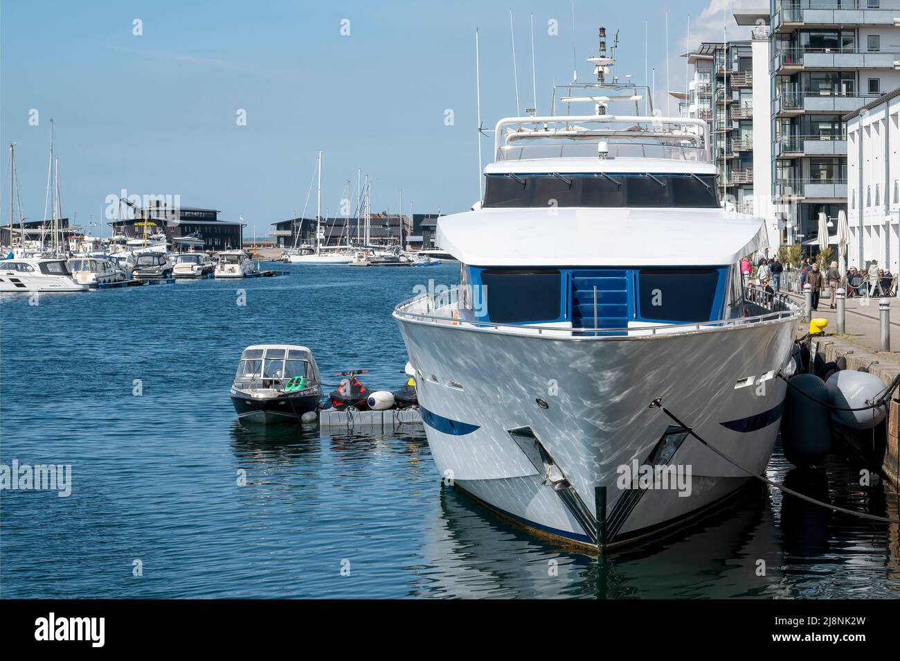 HELSINGBORG, SVEZIA - 30 APRILE 2022: Yacht di lusso sul lungomare del porto nord di Helsingborg, con il museo Dunkers e appartamenti di lusso. Foto Stock