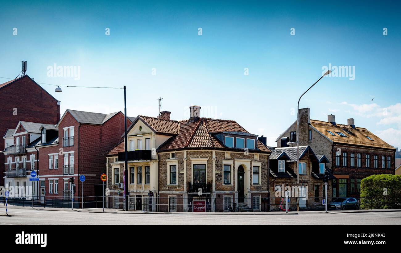 HELSINGBORG, SVEZIA - 30 APRILE 2022: Vari edifici ad un incrocio stradale nella regione residenziale e industriale di Planteringen a Helsingborgs SO Foto Stock