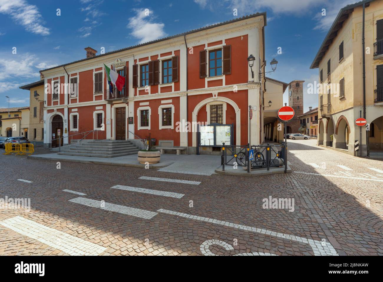 Caramagna Piemonte, Piemonte, Italia - 10 maggio 2022: Il Municipio in Piazza del Castello con la torre dell'orologio sullo sfondo Foto Stock